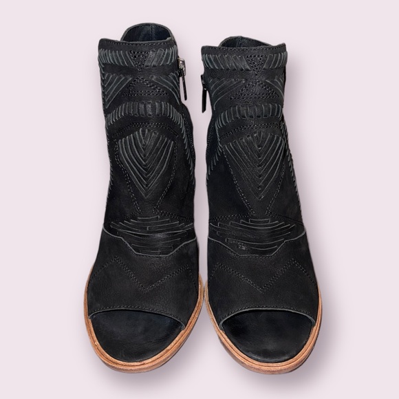 Vince Camuto Karinta Black Stitching Peeptoe Zip Stacked Block Heel Size W11 - Picture 2 of 6